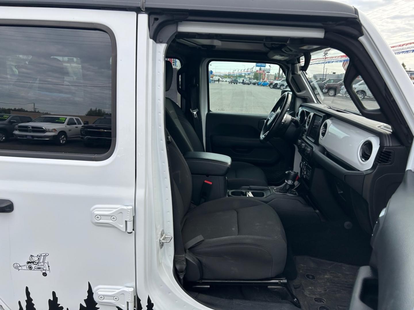 2022 WHITE JEEP WRANGLER UNLIMI SAHARA (1C4HJXEN2NW) with an 2.0L engine, Automatic transmission, located at 2525 S. Cushman, Fairbanks, AK, 99701, (907) 452-5707, 64.824036, -147.712311- Photo#4