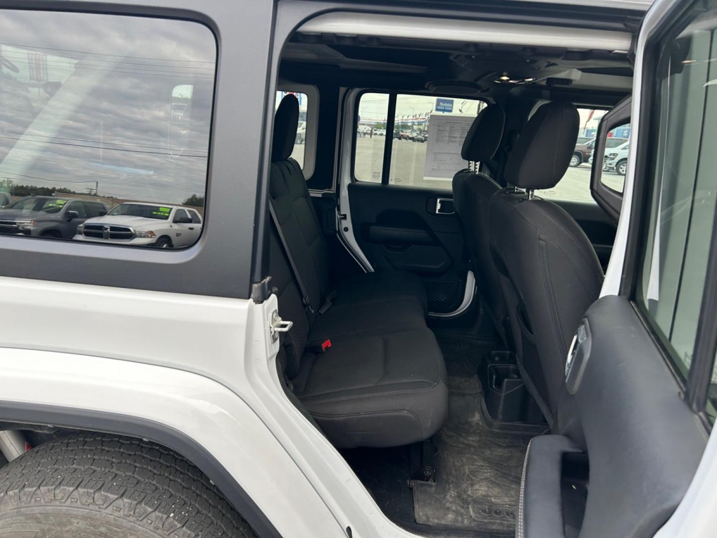 2022 WHITE JEEP WRANGLER UNLIMI SAHARA (1C4HJXEN2NW) with an 2.0L engine, Automatic transmission, located at 2525 S. Cushman, Fairbanks, AK, 99701, (907) 452-5707, 64.824036, -147.712311- Photo#5