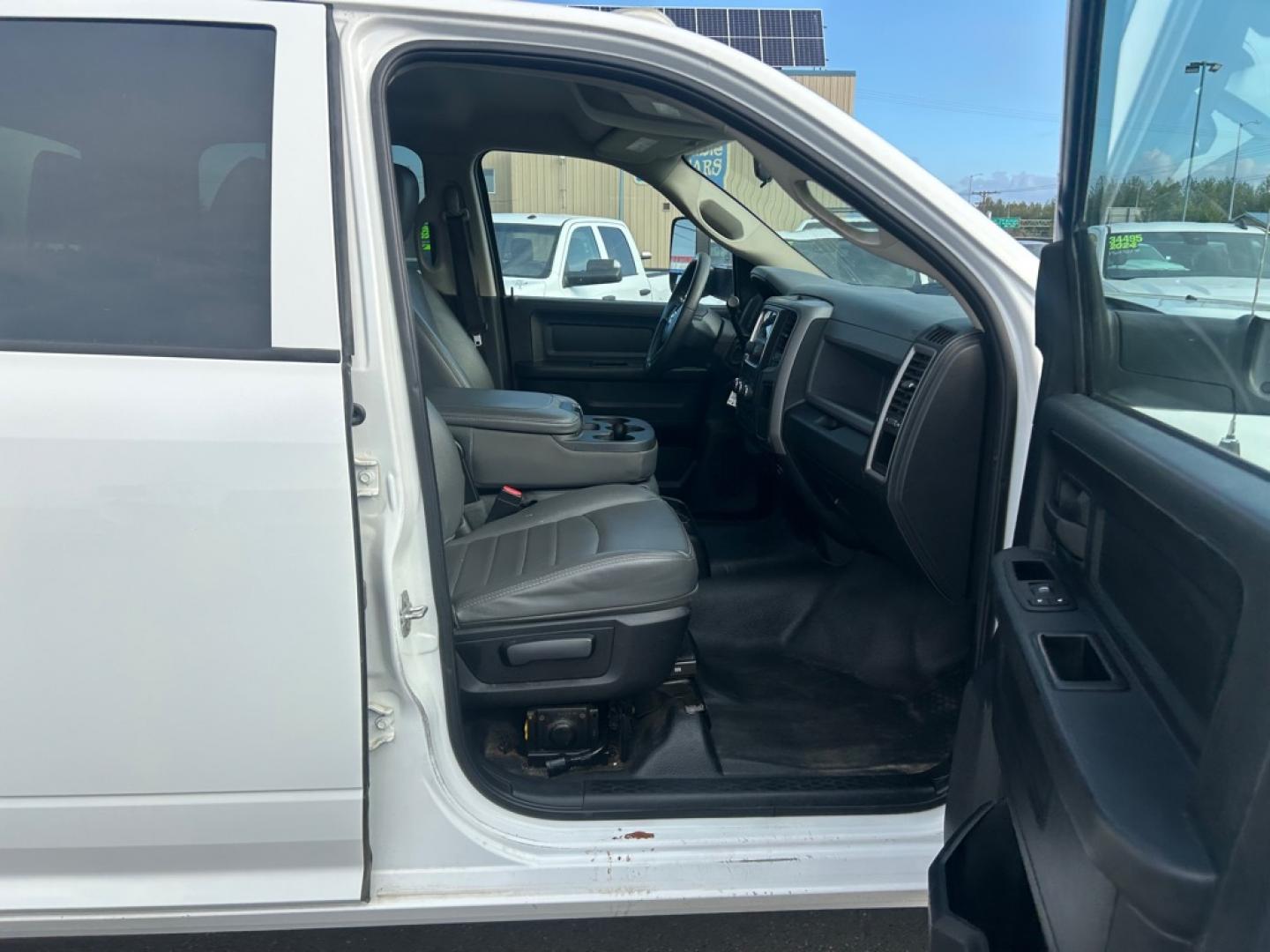 2015 WHITE RAM 3500 Utility (3C7WRTCJ9FG) with an 6.4L engine, Automatic transmission, located at 2525 S. Cushman, Fairbanks, AK, 99701, (907) 452-5707, 64.824036, -147.712311- Photo#4