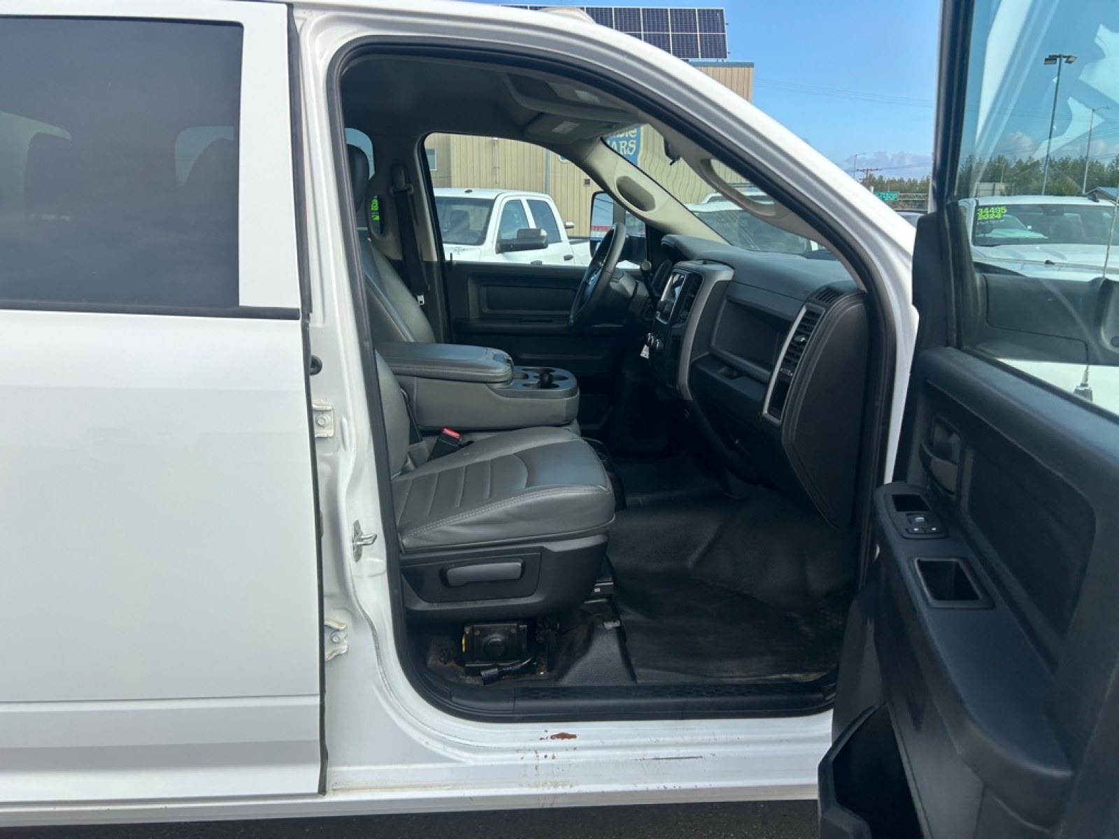 2015 WHITE RAM 3500 Utility (3C7WRTCJ9FG) with an 6.4L engine, Automatic transmission, located at 2525 S. Cushman, Fairbanks, AK, 99701, (907) 452-5707, 64.824036, -147.712311 - Photo#4