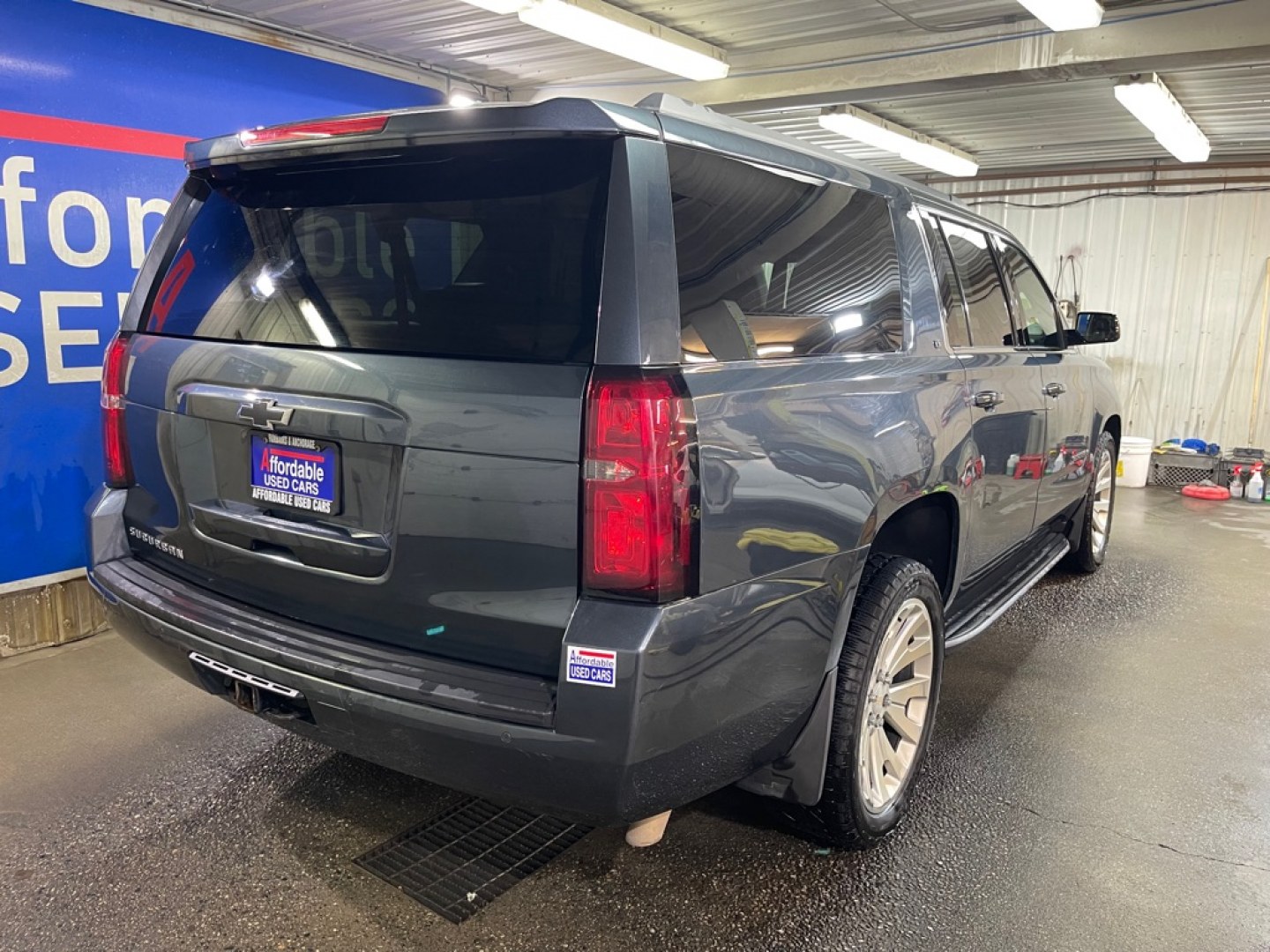 2020 GRAY CHEVROLET SUBURBAN 1500 LT (1GNSKHKC3LR) with an 5.3L engine, Automatic transmission, located at 2525 S. Cushman, Fairbanks, AK, 99701, (907) 452-5707, 64.824036, -147.712311- Photo#2