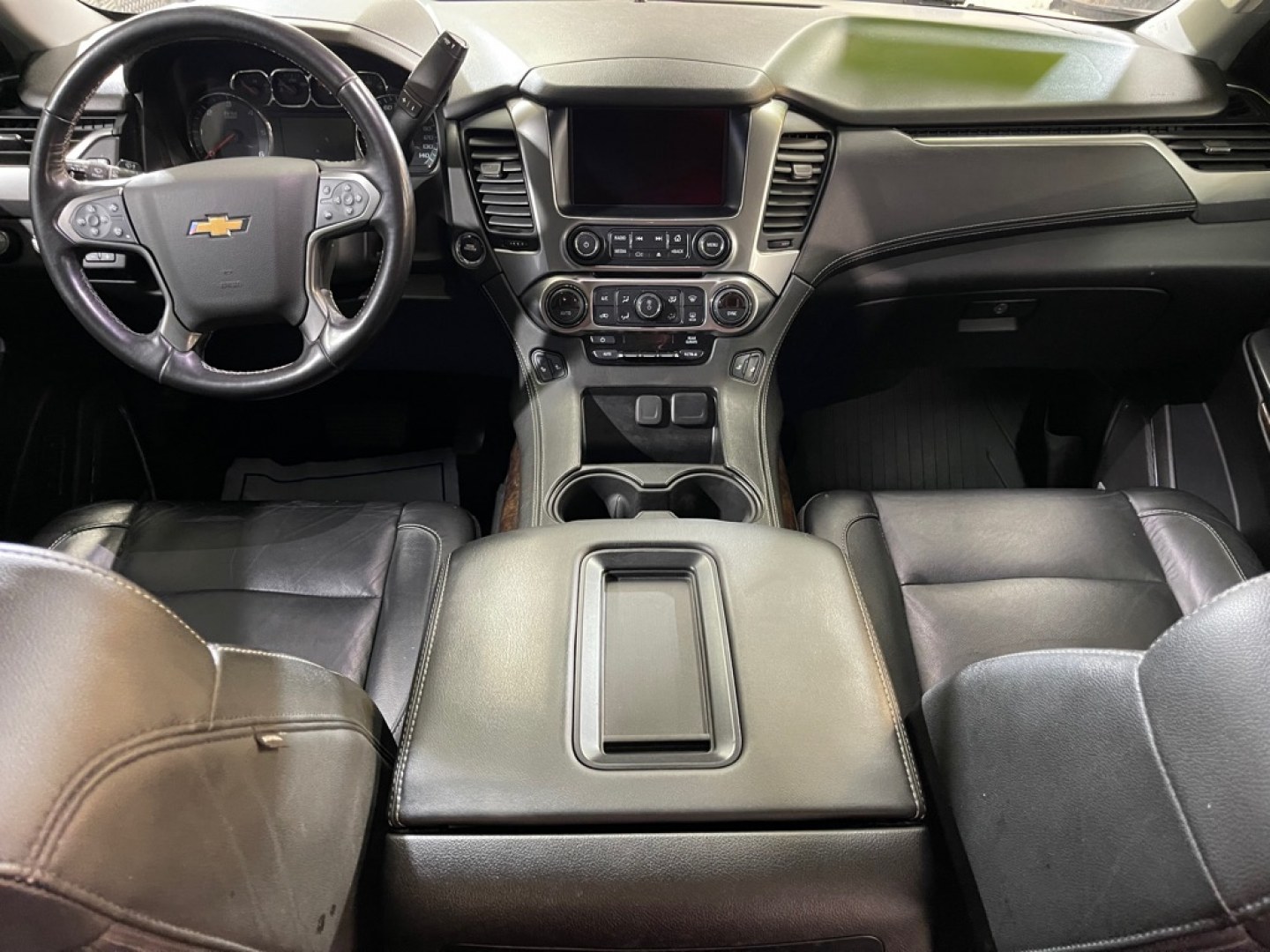 2020 GRAY CHEVROLET SUBURBAN 1500 LT (1GNSKHKC3LR) with an 5.3L engine, Automatic transmission, located at 2525 S. Cushman, Fairbanks, AK, 99701, (907) 452-5707, 64.824036, -147.712311- Photo#5