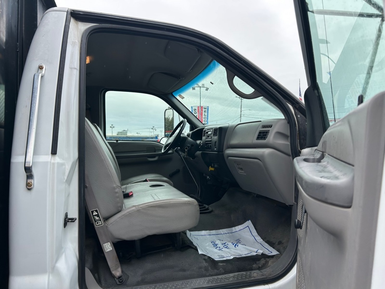 2000 WHITE FORD F650 SUPER DUTY (3FDWF65H6YM) , Automatic transmission, located at 2525 S. Cushman, Fairbanks, AK, 99701, (907) 452-5707, 64.824036, -147.712311 - Photo#4