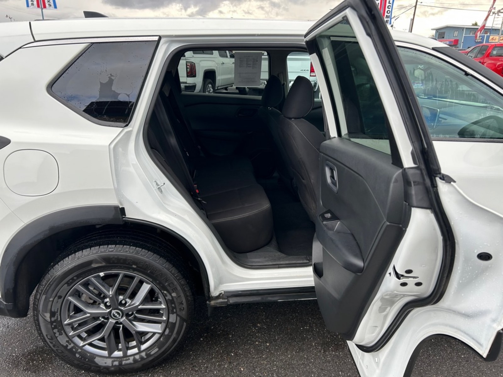 2024 WHITE NISSAN ROGUE S (5N1BT3AB4RC) with an 1.5L engine, Continuously Variable transmission, located at 2525 S. Cushman, Fairbanks, AK, 99701, (907) 452-5707, 64.824036, -147.712311 - Photo#5