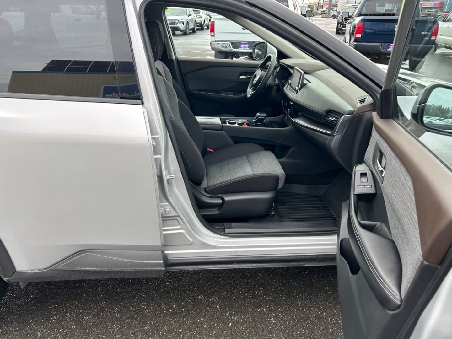 2021 SILVER NISSAN ROGUE SV (JN8AT3BBXMW) with an 2.5L engine, Continuously Variable transmission, located at 2525 S. Cushman, Fairbanks, AK, 99701, (907) 452-5707, 64.824036, -147.712311- Photo#4