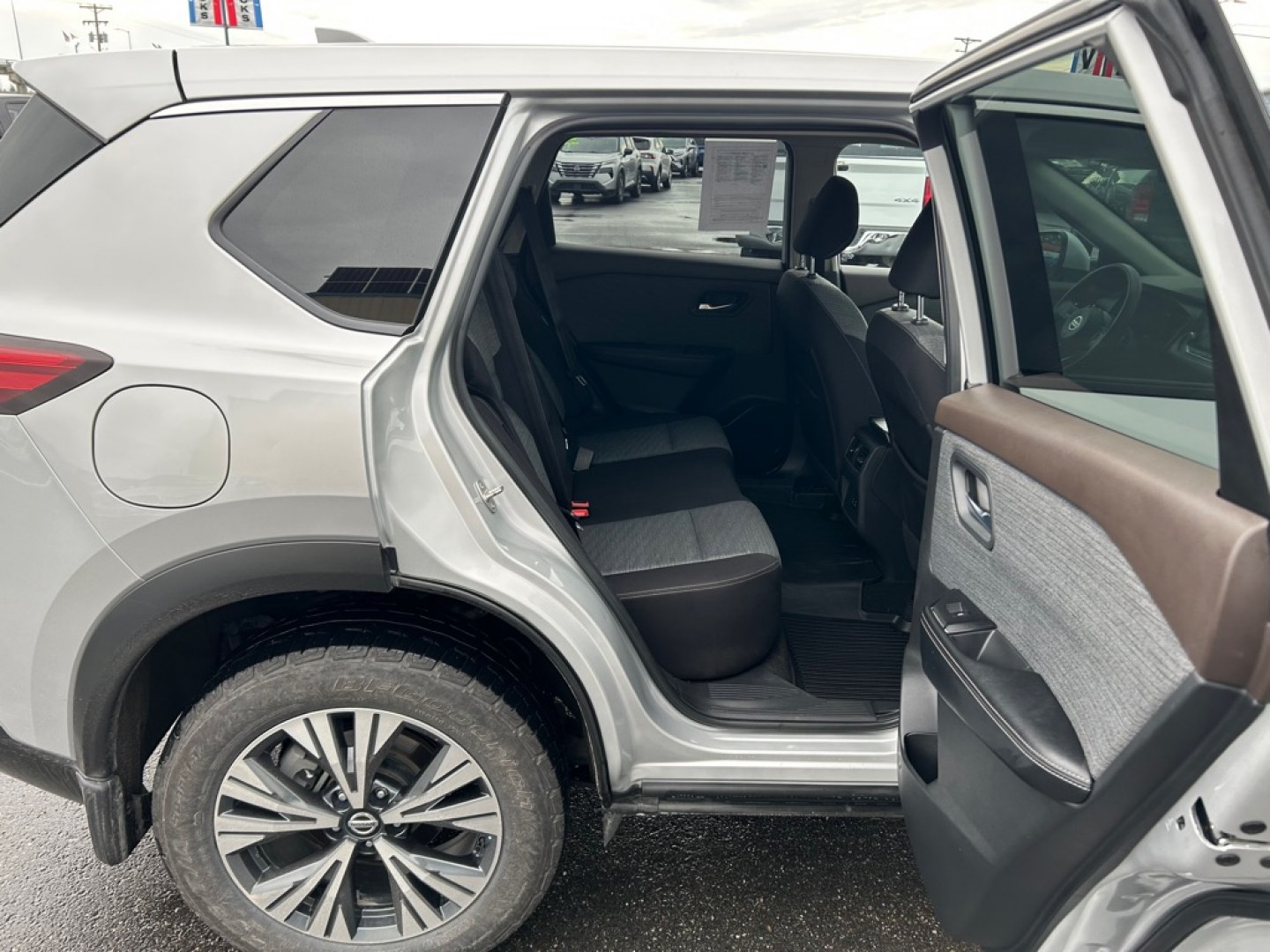 2021 SILVER NISSAN ROGUE SV (JN8AT3BBXMW) with an 2.5L engine, Continuously Variable transmission, located at 2525 S. Cushman, Fairbanks, AK, 99701, (907) 452-5707, 64.824036, -147.712311- Photo#5