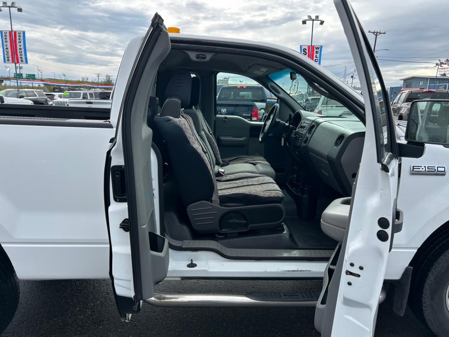 2005 WHITE FORD F150 (1FTRF14W75N) with an 4.6L engine, Automatic transmission, located at 2525 S. Cushman, Fairbanks, AK, 99701, (907) 452-5707, 64.824036, -147.712311- Photo#4