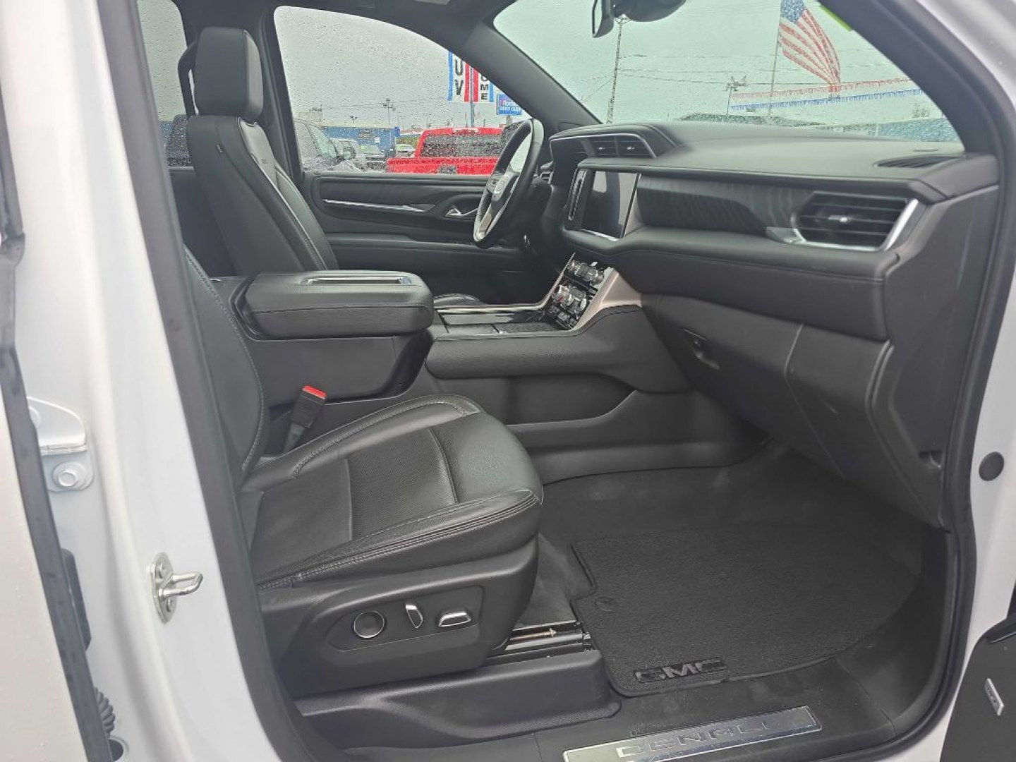 2024 WHITE GMC YUKON XL DENALI (1GKS2JKL6RR) with an 6.2L engine, Automatic transmission, located at 2525 S. Cushman, Fairbanks, AK, 99701, (907) 452-5707, 64.824036, -147.712311- Photo#3