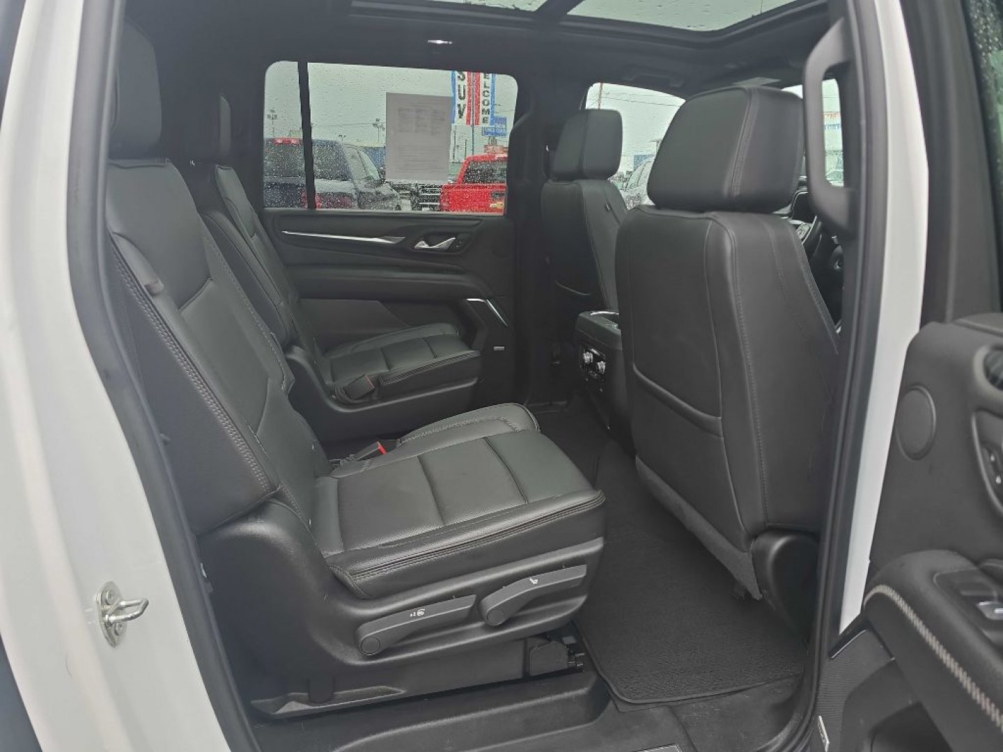 2024 WHITE GMC YUKON XL DENALI (1GKS2JKL6RR) with an 6.2L engine, Automatic transmission, located at 2525 S. Cushman, Fairbanks, AK, 99701, (907) 452-5707, 64.824036, -147.712311- Photo#4