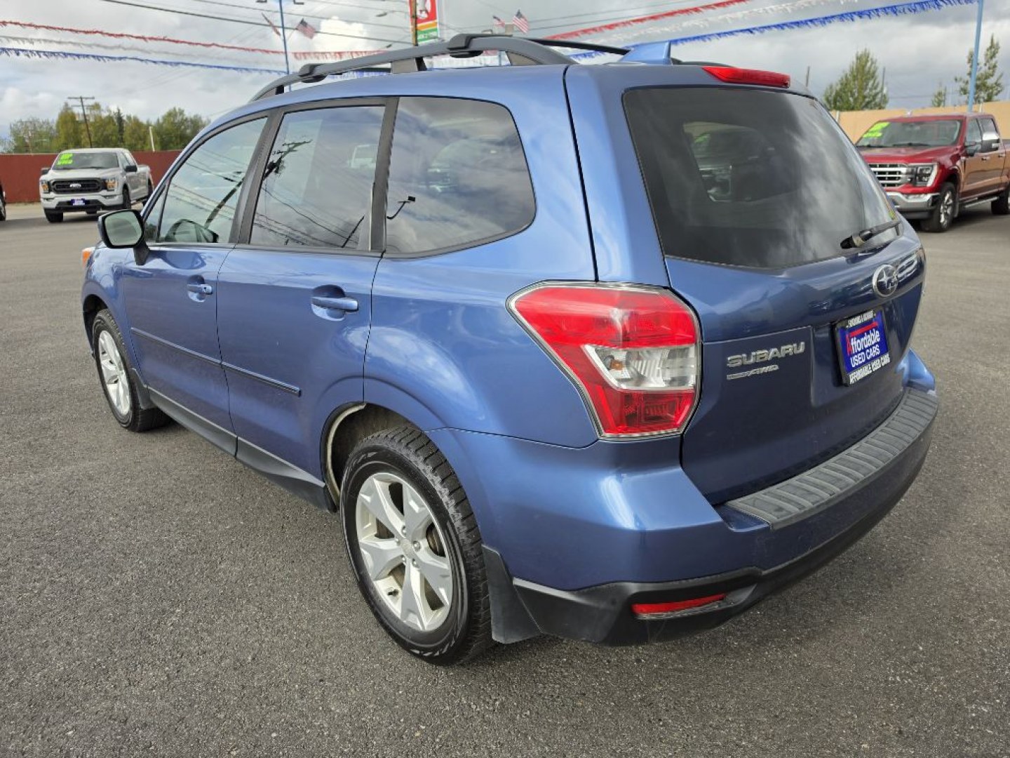 2016 BLUE SUBARU FORESTER 2.5I PREMIUM (JF2SJADC2GH) with an 2.5L engine, 6-Speed Manual transmission, located at 2525 S. Cushman, Fairbanks, AK, 99701, (907) 452-5707, 64.824036, -147.712311- Photo#2