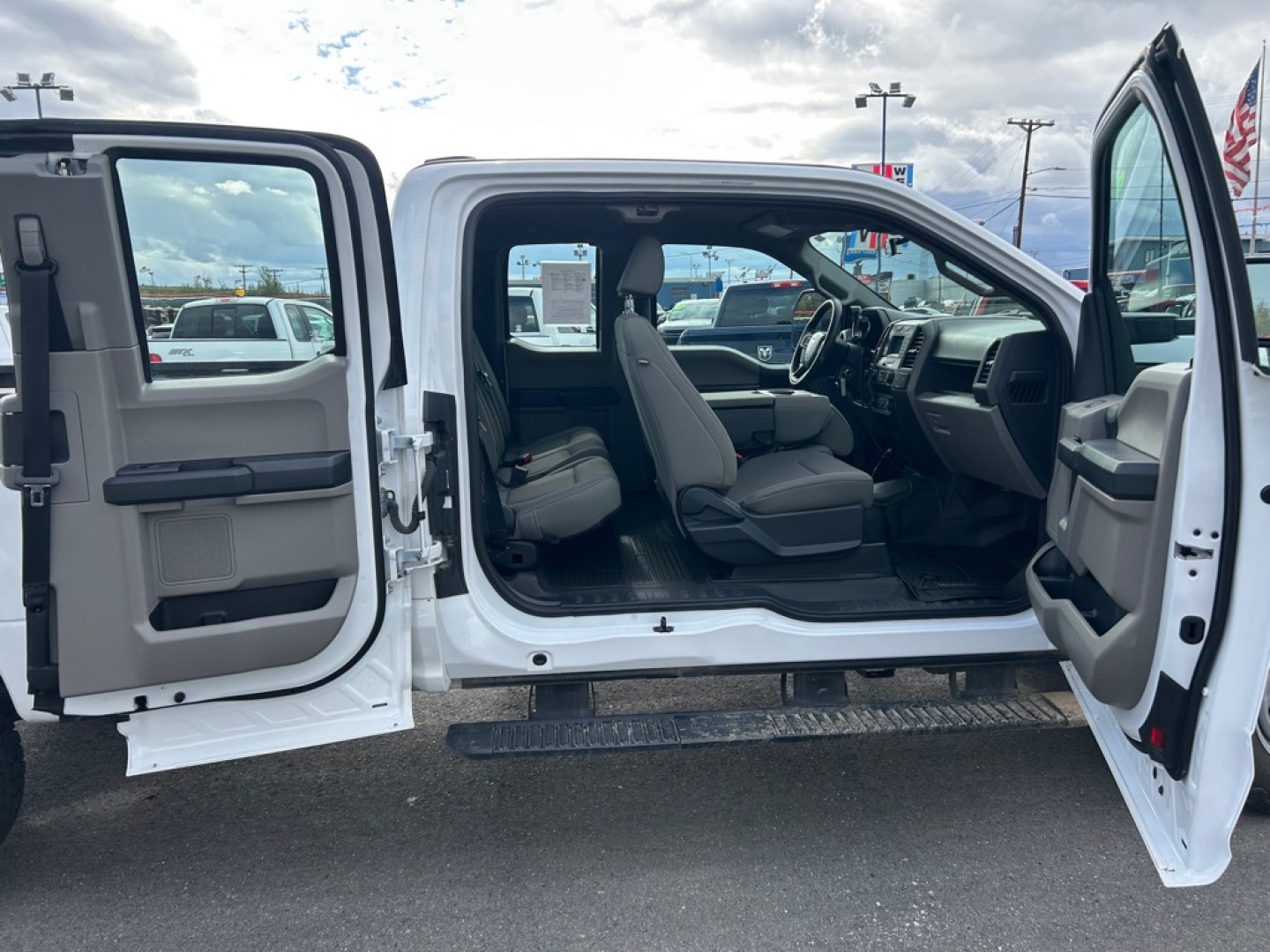 2022 WHITE FORD F250 SUPER DUTY (1FT7X2B60NE) with an 6.2L engine, Automatic transmission, located at 2525 S. Cushman, Fairbanks, AK, 99701, (907) 452-5707, 64.824036, -147.712311- Photo#4