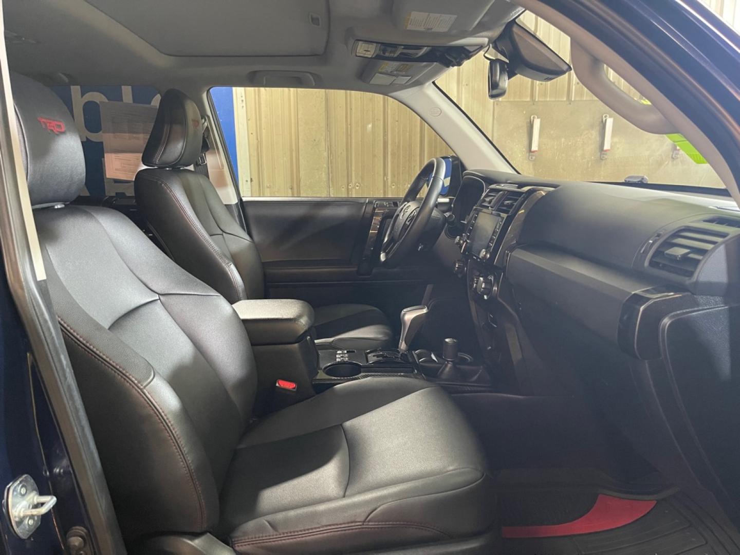 2020 BLUE TOYOTA 4RUNNER SR5/SR5 PREMIUM (JTEBU5JR8L5) with an 4.0L engine, Automatic transmission, located at 2525 S. Cushman, Fairbanks, AK, 99701, (907) 452-5707, 64.824036, -147.712311- Photo#3
