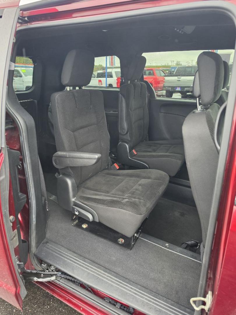 2018 RED DODGE GRAND CARAVAN SE (2C4RDGBG8JR) with an 3.6L engine, Automatic transmission, located at 2525 S. Cushman, Fairbanks, AK, 99701, (907) 452-5707, 64.824036, -147.712311- Photo#5
