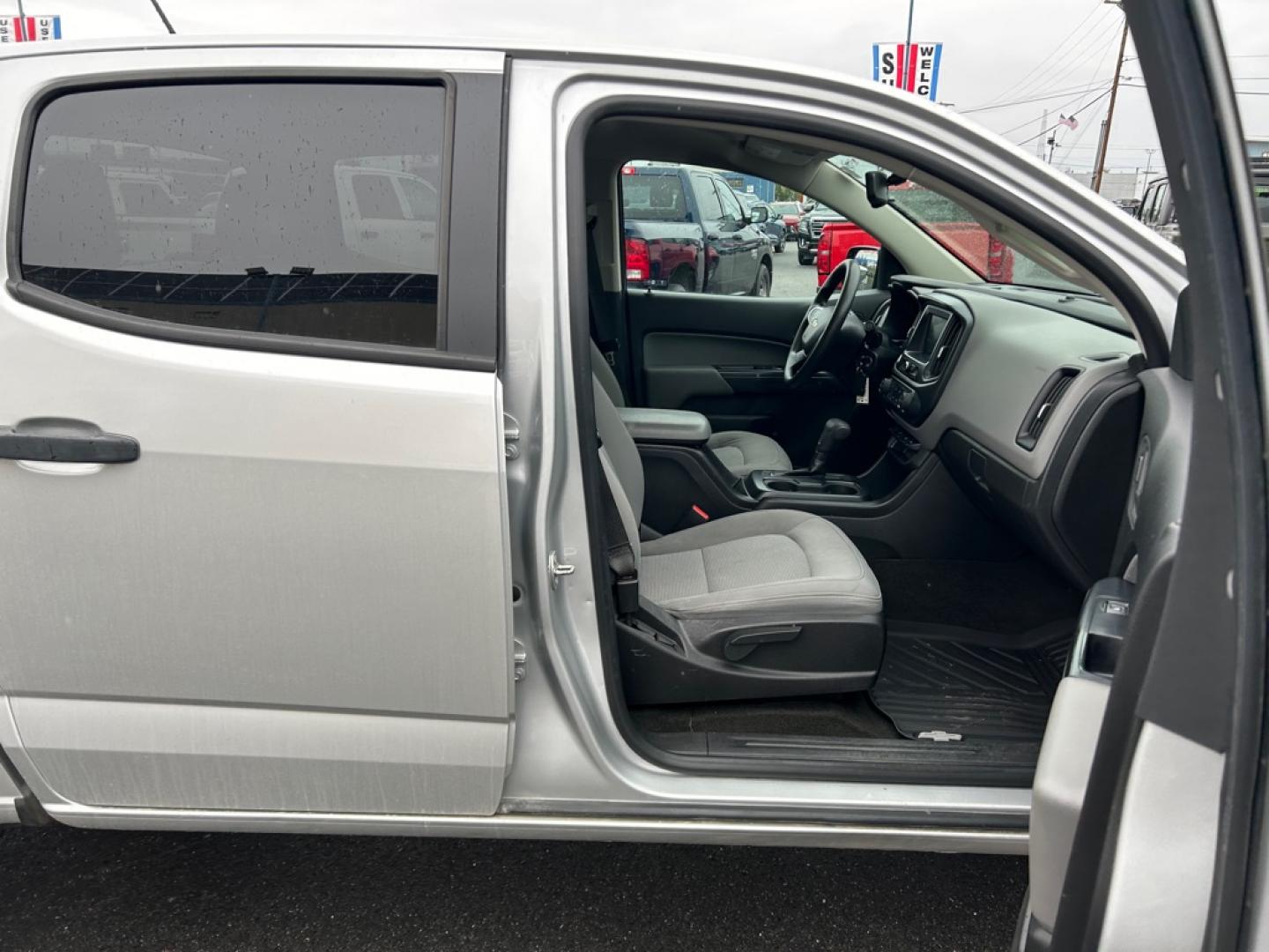 2017 SILVER CHEVROLET COLORADO (1GCGTBEN5H1) with an 3.6L engine, Automatic transmission, located at 2525 S. Cushman, Fairbanks, AK, 99701, (907) 452-5707, 64.824036, -147.712311- Photo#4