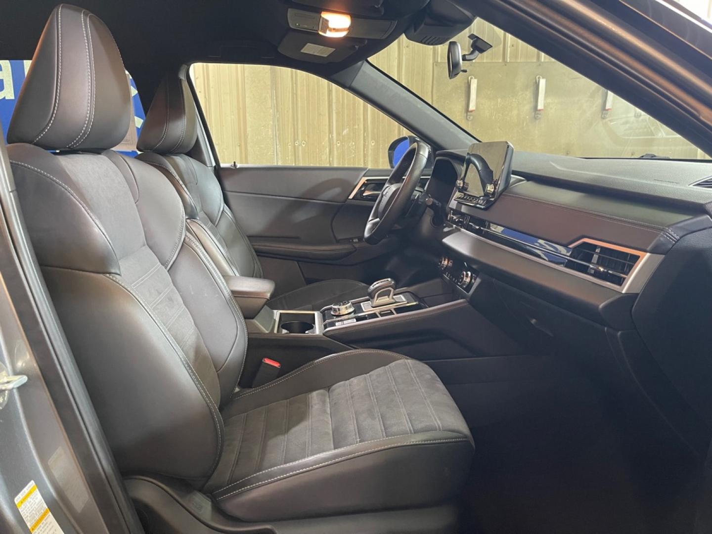 2023 SILVER MITSUBISHI OUTLANDER SE (JA4J3UA86PZ) with an 2.5L engine, Continuously Variable transmission, located at 2525 S. Cushman, Fairbanks, AK, 99701, (907) 452-5707, 64.824036, -147.712311- Photo#3