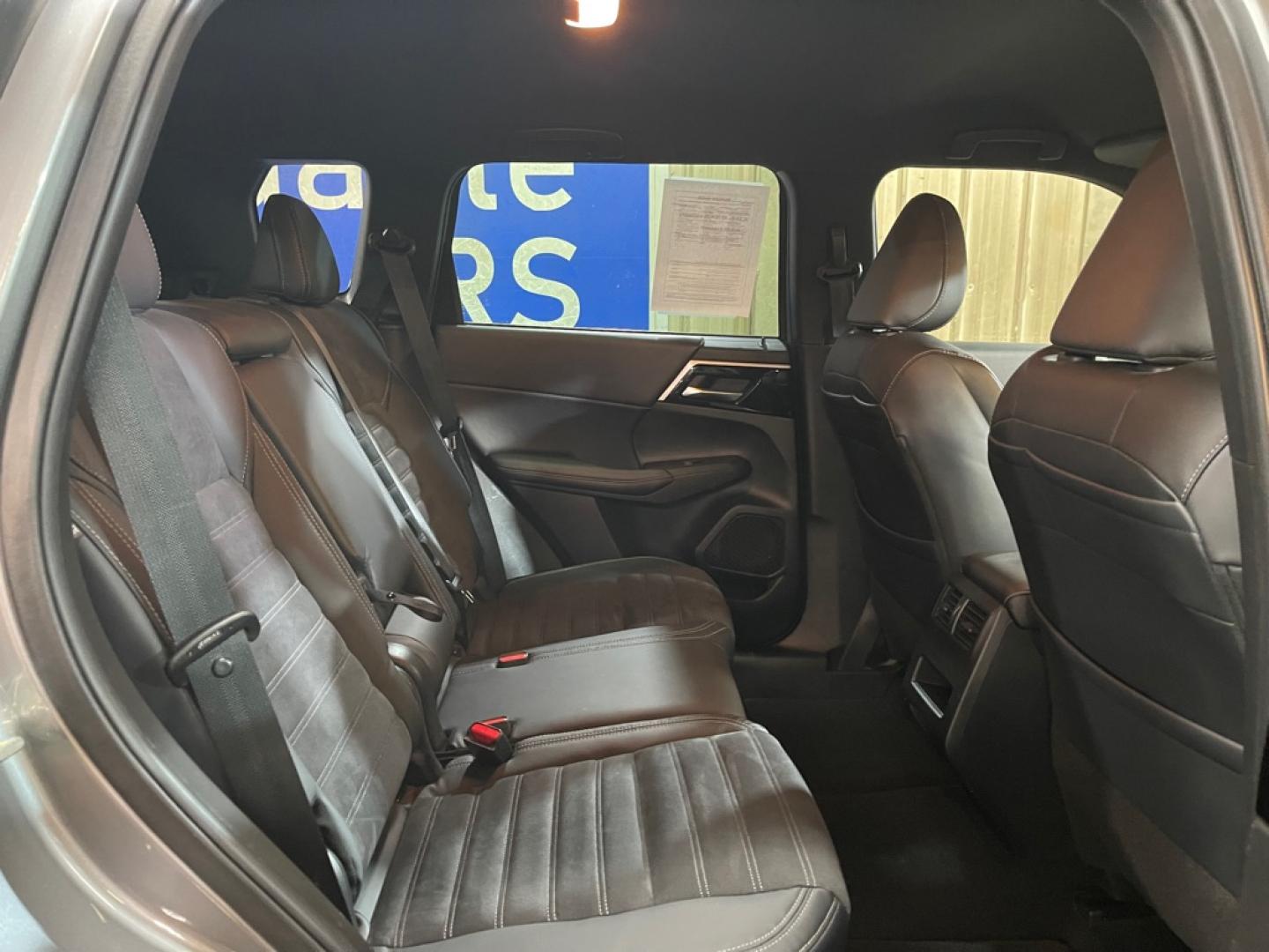 2023 SILVER MITSUBISHI OUTLANDER SE (JA4J3UA86PZ) with an 2.5L engine, Continuously Variable transmission, located at 2525 S. Cushman, Fairbanks, AK, 99701, (907) 452-5707, 64.824036, -147.712311- Photo#4