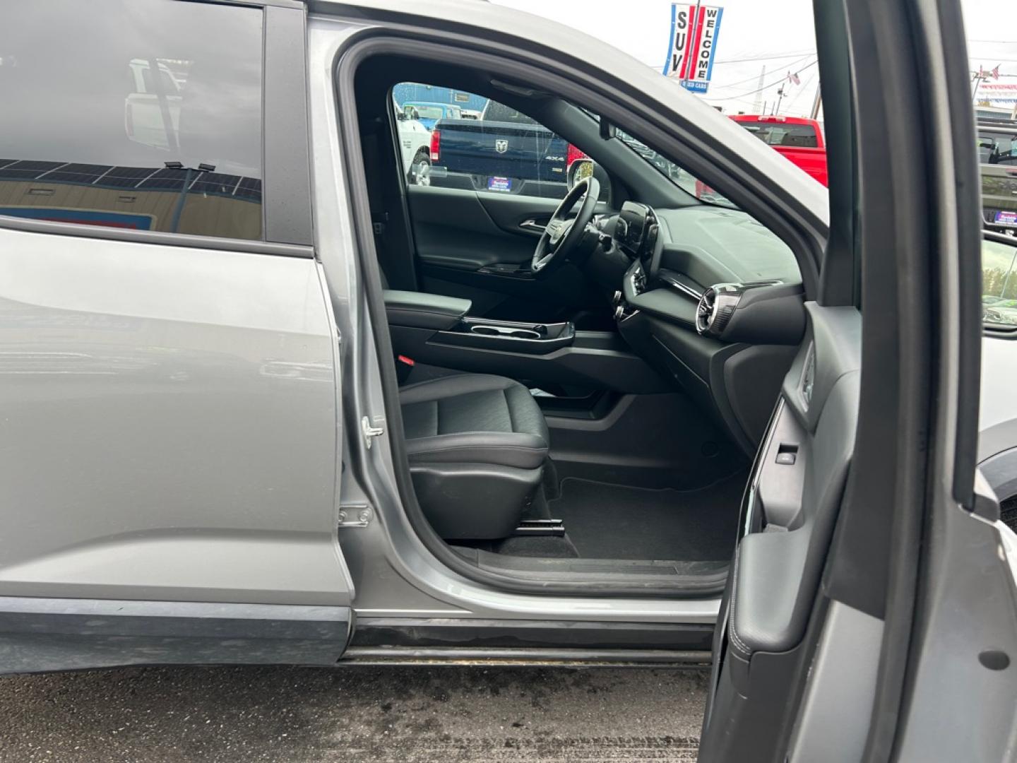 2025 SILVER CHEVROLET EQUINOX LT (3GNAXPEG0SL) with an 1.5L engine, Automatic transmission, located at 2525 S. Cushman, Fairbanks, AK, 99701, (907) 452-5707, 64.824036, -147.712311- Photo#4