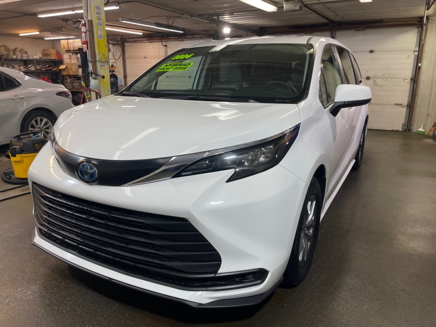 2024 WHITE TOYOTA SIENNA LE (5TDKRKEC6RS) with an 2.5L engine, Continuously Variable transmission, located at 2525 S. Cushman, Fairbanks, AK, 99701, (907) 452-5707, 64.824036, -147.712311- Photo#1