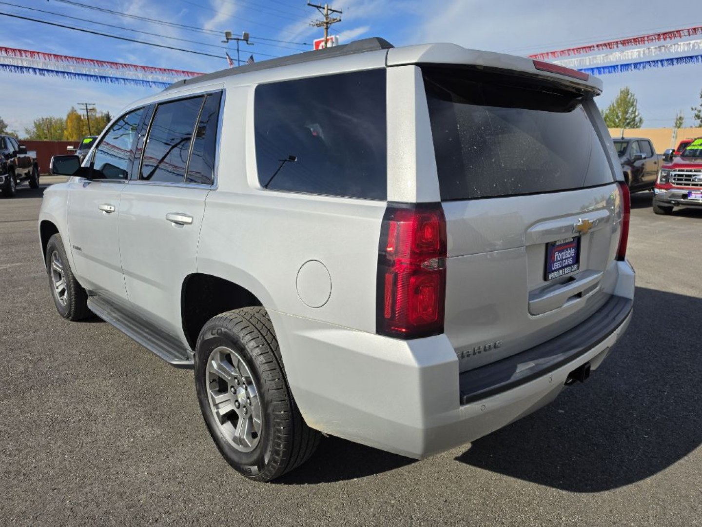 2018 SILVER CHEVROLET TAHOE 1500 LS (1GNSKAEC7JR) with an 5.3L engine, Automatic transmission, located at 2525 S. Cushman, Fairbanks, AK, 99701, (907) 452-5707, 64.824036, -147.712311- Photo#2