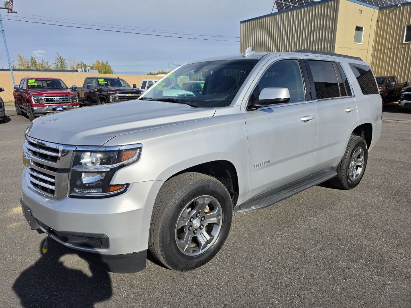 2018 SILVER CHEVROLET TAHOE 1500 LS (1GNSKAEC7JR) with an 5.3L engine, Automatic transmission, located at 2525 S. Cushman, Fairbanks, AK, 99701, (907) 452-5707, 64.824036, -147.712311- Photo#3