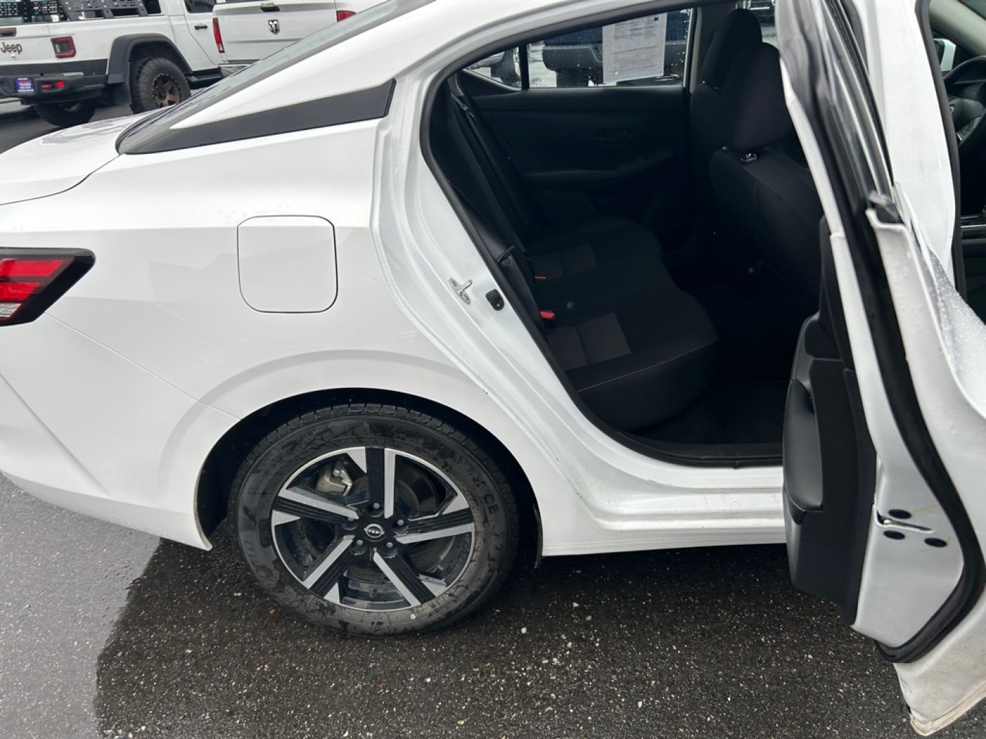 2024 WHITE NISSAN SENTRA SV (3N1AB8CV2RY) with an 2.0L engine, Continuously Variable transmission, located at 2525 S. Cushman, Fairbanks, AK, 99701, (907) 452-5707, 64.824036, -147.712311- Photo#5