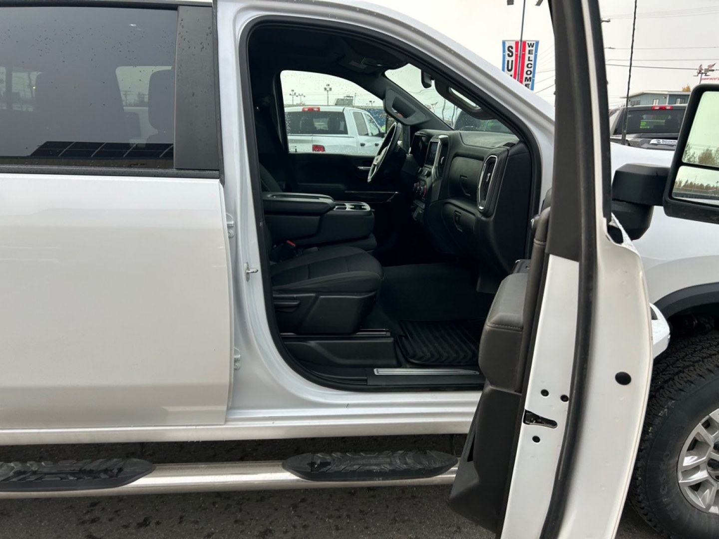 2023 WHITE CHEVROLET SILVERADO 2500 HEAVY DUTY LT (1GC4YNEY5PF) with an 6.6L engine, Automatic transmission, located at 2525 S. Cushman, Fairbanks, AK, 99701, (907) 452-5707, 64.824036, -147.712311- Photo#4