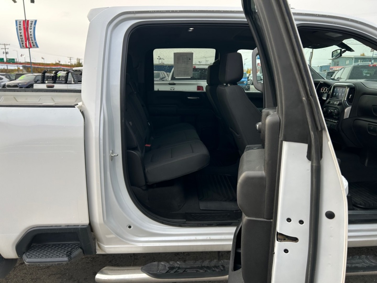2023 WHITE CHEVROLET SILVERADO 2500 HEAVY DUTY LT (1GC4YNEY5PF) with an 6.6L engine, Automatic transmission, located at 2525 S. Cushman, Fairbanks, AK, 99701, (907) 452-5707, 64.824036, -147.712311- Photo#5