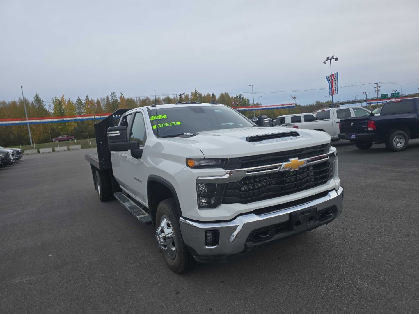 2024 WHITE CHEVROLET SILVERADO 3500 LT (1GB4YTEY4RF) with an 6.6L engine, Automatic transmission, located at 2525 S. Cushman, Fairbanks, AK, 99701, (907) 452-5707, 64.824036, -147.712311- Photo#0