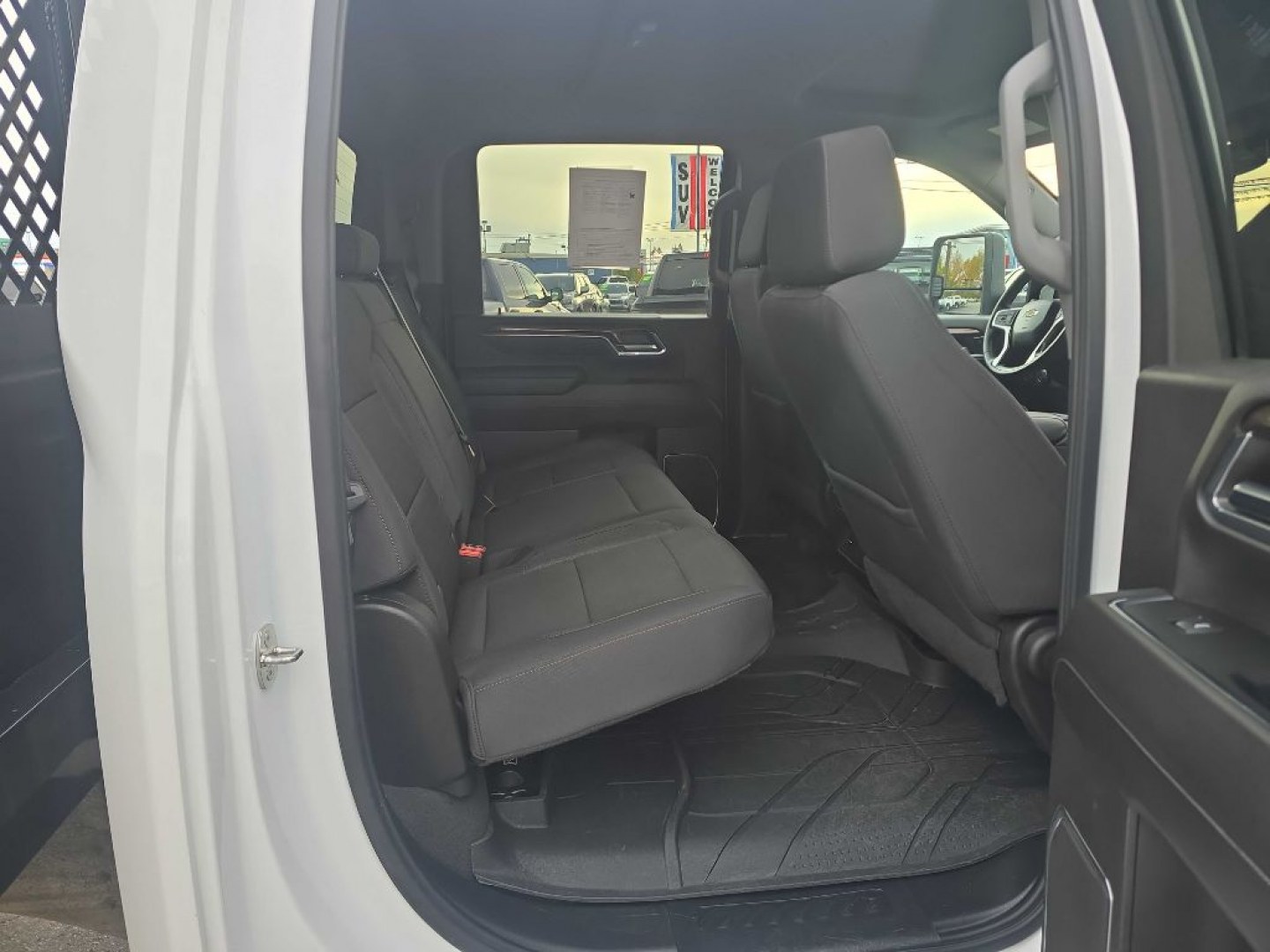 2024 WHITE CHEVROLET SILVERADO 3500 LT (1GB4YTEY4RF) with an 6.6L engine, Automatic transmission, located at 2525 S. Cushman, Fairbanks, AK, 99701, (907) 452-5707, 64.824036, -147.712311- Photo#1