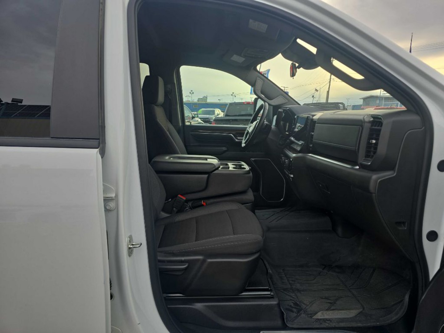2024 WHITE CHEVROLET SILVERADO 3500 LT (1GB4YTEY4RF) with an 6.6L engine, Automatic transmission, located at 2525 S. Cushman, Fairbanks, AK, 99701, (907) 452-5707, 64.824036, -147.712311- Photo#4