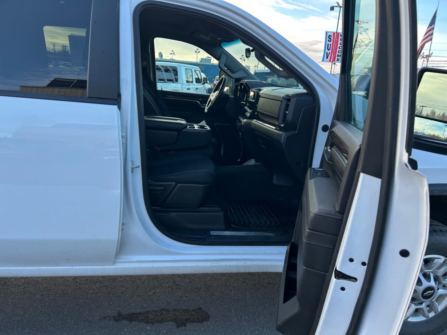 2024 WHITE CHEVROLET SILVERADO 2500 HEAVY DUTY LT (1GC4YNE7XRF) with an 6.6L engine, Automatic transmission, located at 2525 S. Cushman, Fairbanks, AK, 99701, (907) 452-5707, 64.824036, -147.712311- Photo#4