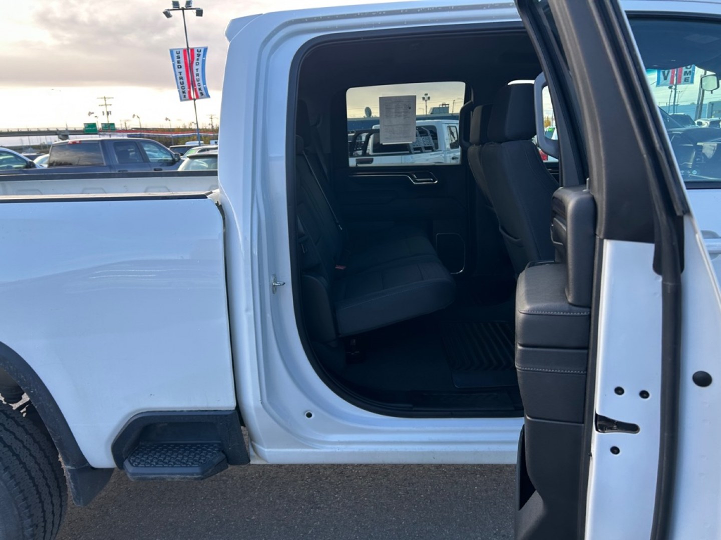 2024 WHITE CHEVROLET SILVERADO 2500 HEAVY DUTY LT (1GC4YNE7XRF) with an 6.6L engine, Automatic transmission, located at 2525 S. Cushman, Fairbanks, AK, 99701, (907) 452-5707, 64.824036, -147.712311- Photo#5