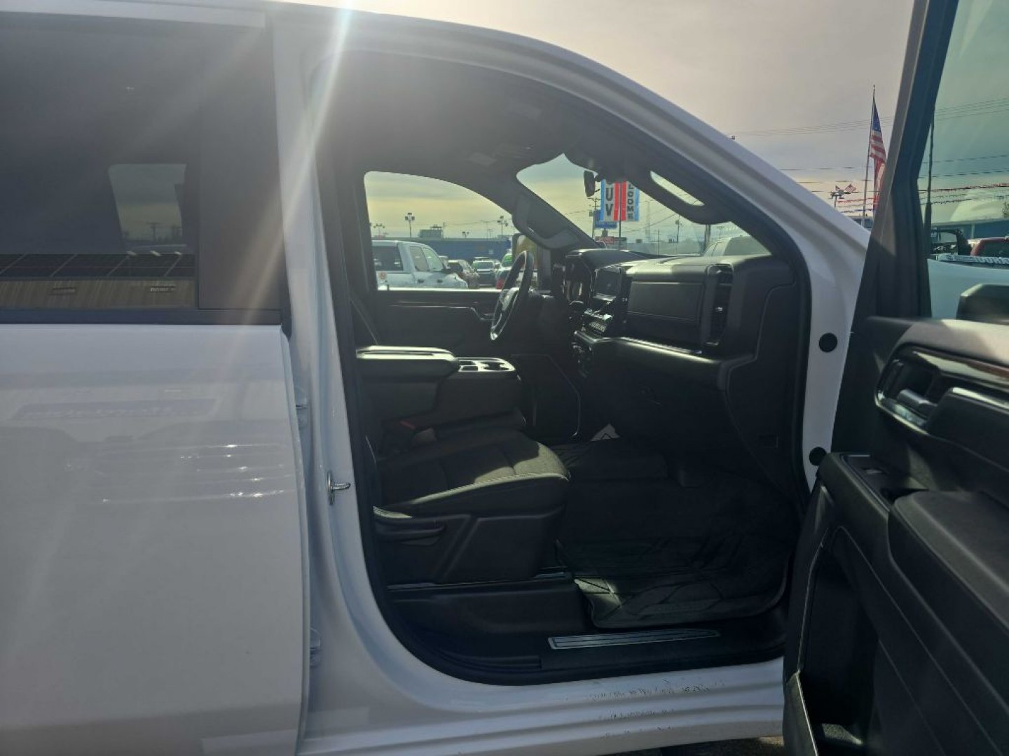 2024 WHITE CHEVROLET SILVERADO 3500 LT (1GB4YTEY0RF) with an 6.6L engine, Automatic transmission, located at 2525 S. Cushman, Fairbanks, AK, 99701, (907) 452-5707, 64.824036, -147.712311- Photo#1