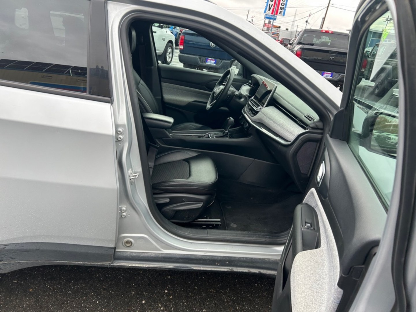 2024 SILVER JEEP COMPASS LATITUDE (3C4NJDBN2RT) with an 2.0L engine, Automatic transmission, located at 2525 S. Cushman, Fairbanks, AK, 99701, (907) 452-5707, 64.824036, -147.712311- Photo#4