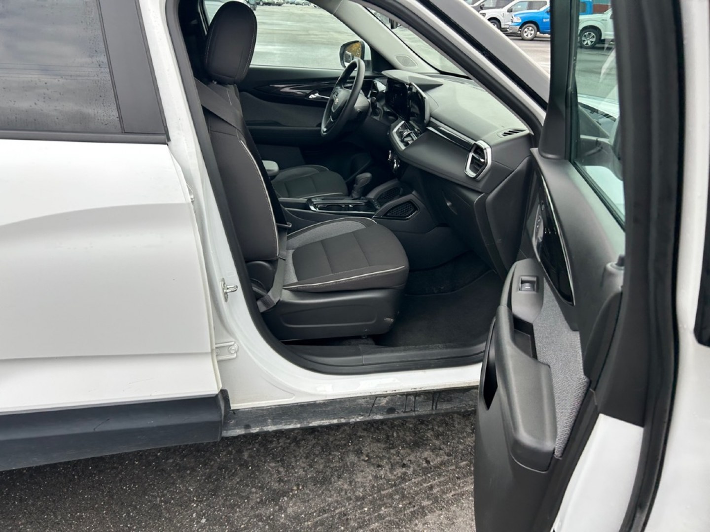 2024 WHITE CHEVROLET TRAILBLAZER LT (KL79MRSLXRB) with an 1.3L engine, Automatic transmission, located at 2525 S. Cushman, Fairbanks, AK, 99701, (907) 452-5707, 64.824036, -147.712311- Photo#4