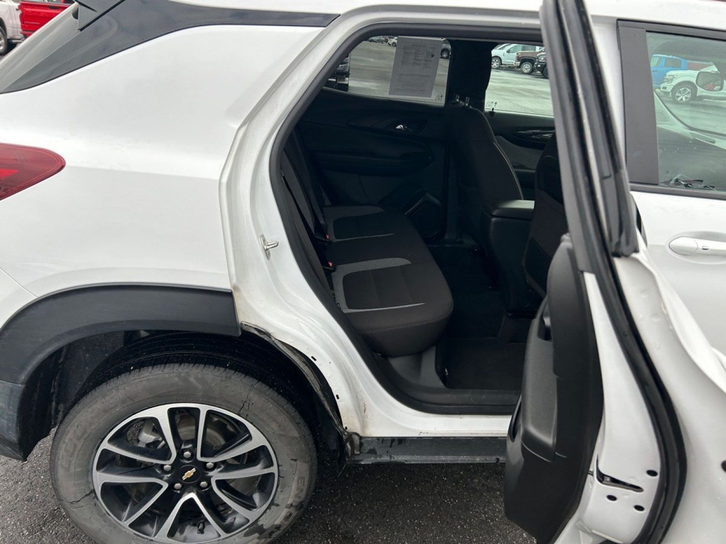 2024 WHITE CHEVROLET TRAILBLAZER LT (KL79MRSLXRB) with an 1.3L engine, Automatic transmission, located at 2525 S. Cushman, Fairbanks, AK, 99701, (907) 452-5707, 64.824036, -147.712311- Photo#5