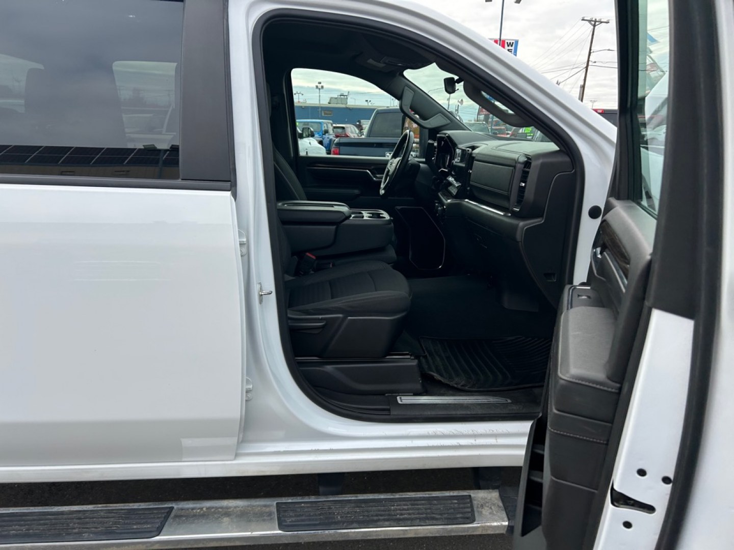 2024 WHITE CHEVROLET SILVERADO 2500 HEAVY DUTY LT (1GC4YNE75RF) with an 6.6L engine, Automatic transmission, located at 2525 S. Cushman, Fairbanks, AK, 99701, (907) 452-5707, 64.824036, -147.712311- Photo#4