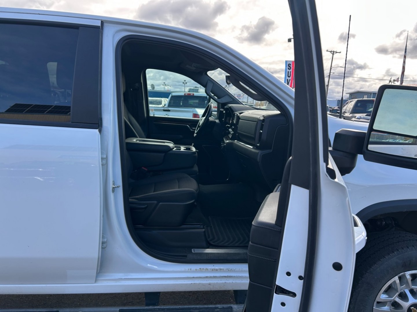 2024 WHITE CHEVROLET SILVERADO 2500 HEAVY DUTY LT (1GC4YNE75RF) with an 6.6L engine, Automatic transmission, located at 2525 S. Cushman, Fairbanks, AK, 99701, (907) 452-5707, 64.824036, -147.712311- Photo#4