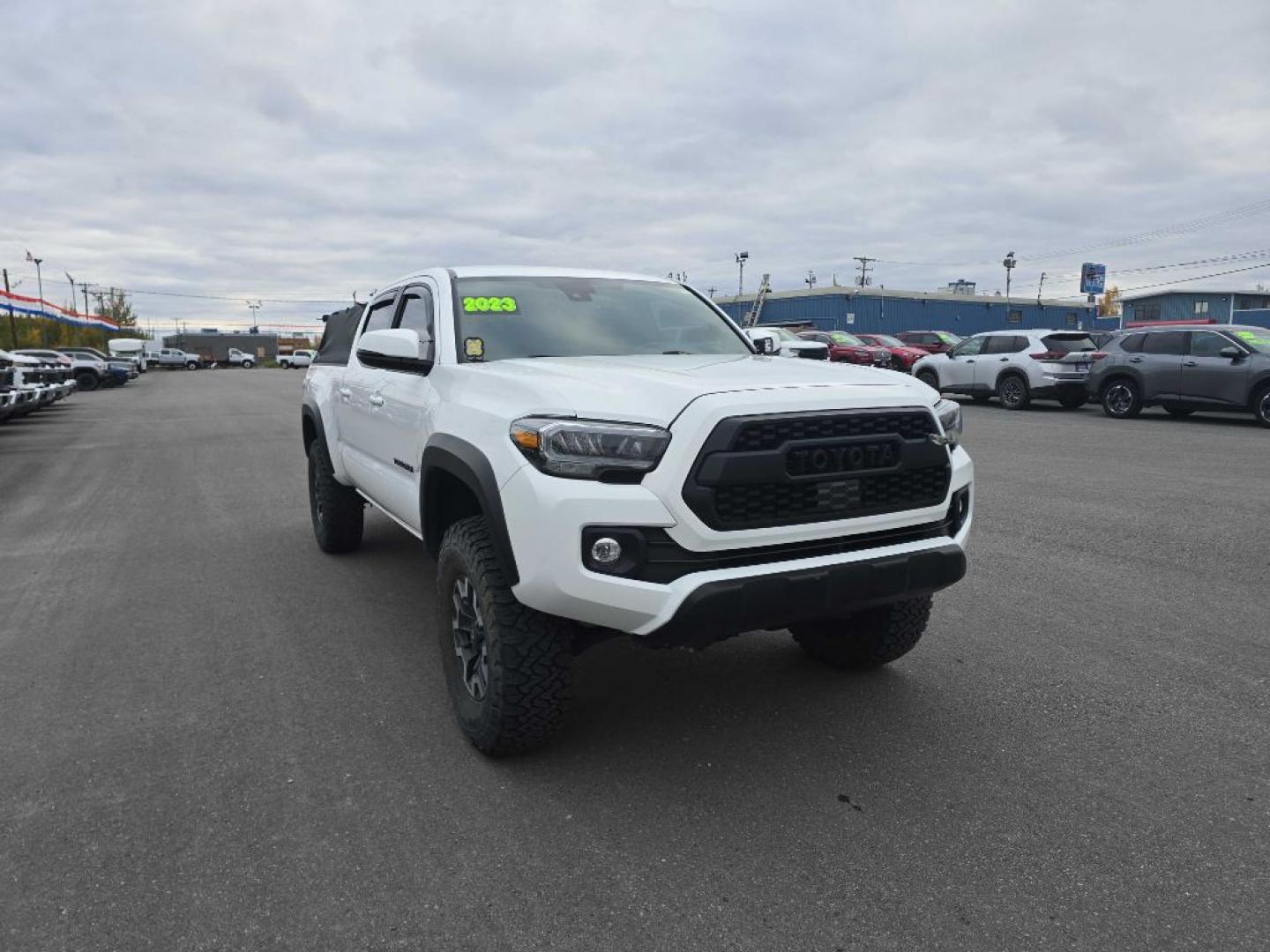 2023 WHITE TOYOTA TACOMA DOUBLE CAB (3TMDZ5BN8PM) with an 3.5L engine, Automatic transmission, located at 2525 S. Cushman, Fairbanks, AK, 99701, (907) 452-5707, 64.824036, -147.712311- Photo#4