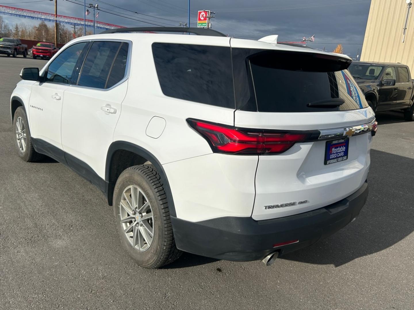 2023 WHITE CHEVROLET TRAVERSE LT (1GNEVGKW7PJ) with an 3.6L engine, Automatic transmission, located at 2525 S. Cushman, Fairbanks, AK, 99701, (907) 452-5707, 64.824036, -147.712311- Photo#3