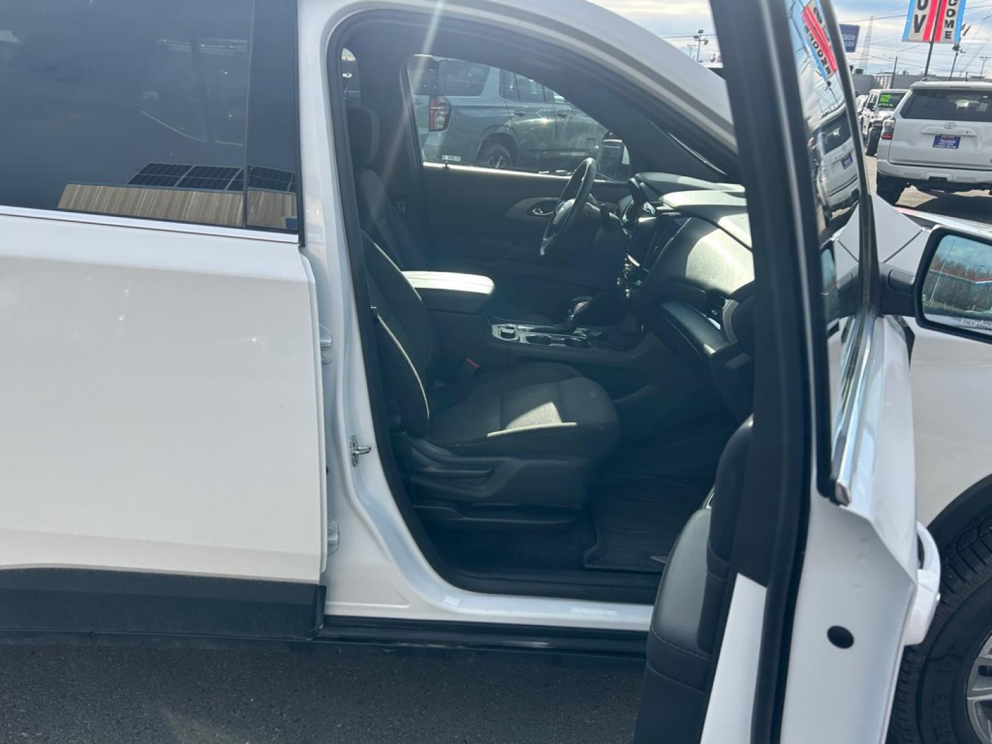 2023 WHITE CHEVROLET TRAVERSE LT (1GNEVGKW7PJ) with an 3.6L engine, Automatic transmission, located at 2525 S. Cushman, Fairbanks, AK, 99701, (907) 452-5707, 64.824036, -147.712311- Photo#4