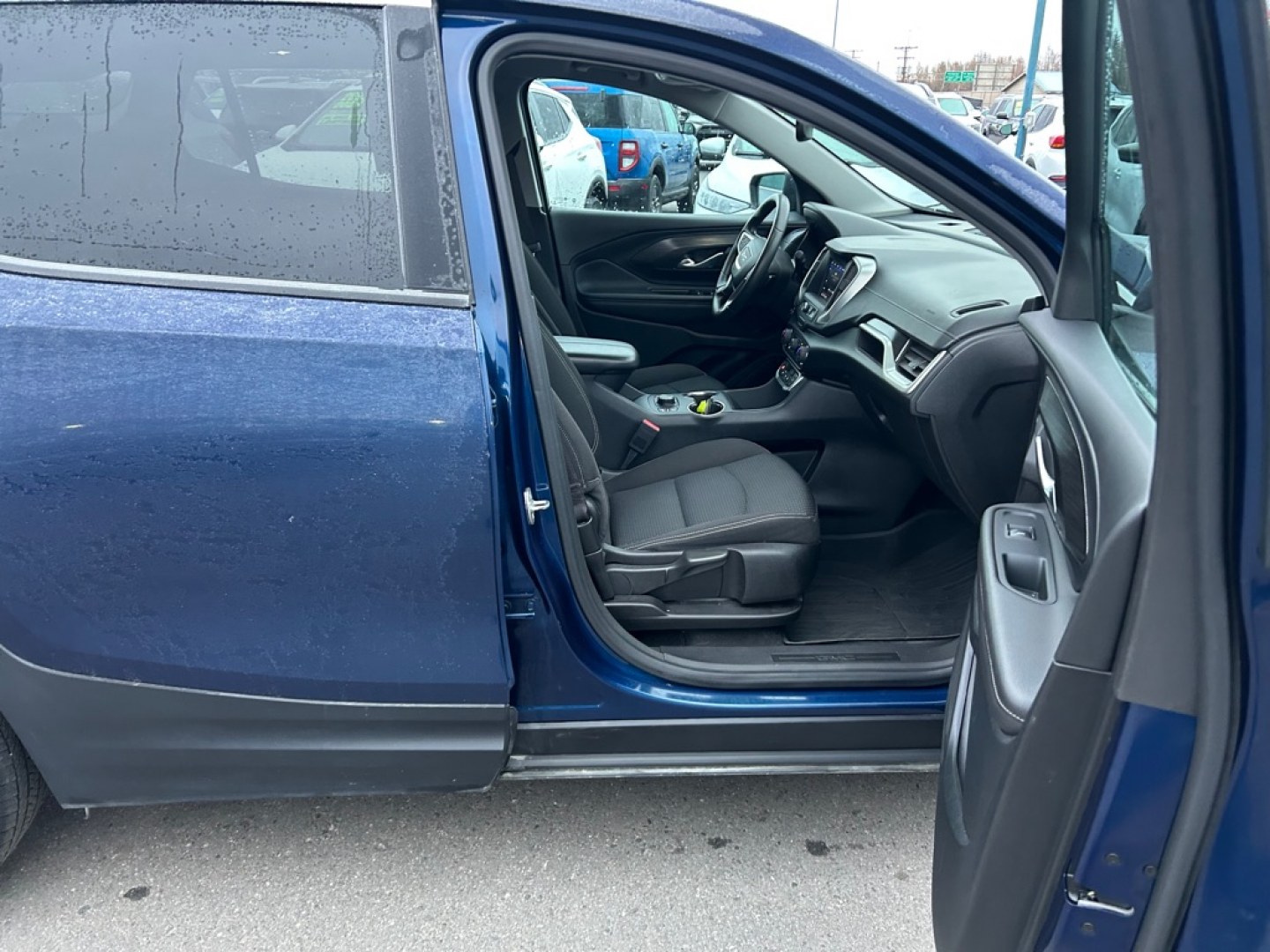 2022 BLUE GMC TERRAIN SLE (3GKALTEV8NL) with an 1.5L engine, Automatic transmission, located at 2525 S. Cushman, Fairbanks, AK, 99701, (907) 452-5707, 64.824036, -147.712311- Photo#4