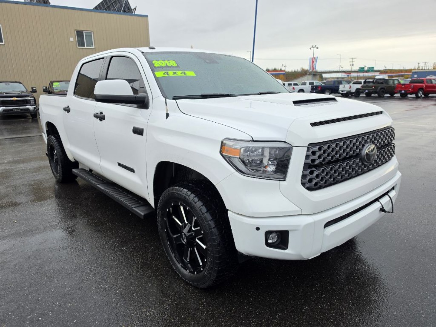 2018 WHITE TOYOTA TUNDRA CREWMAX SR5 (5TFDY5F13JX) with an 5.7L engine, Automatic transmission, located at 2525 S. Cushman, Fairbanks, AK, 99701, (907) 452-5707, 64.824036, -147.712311- Photo#0