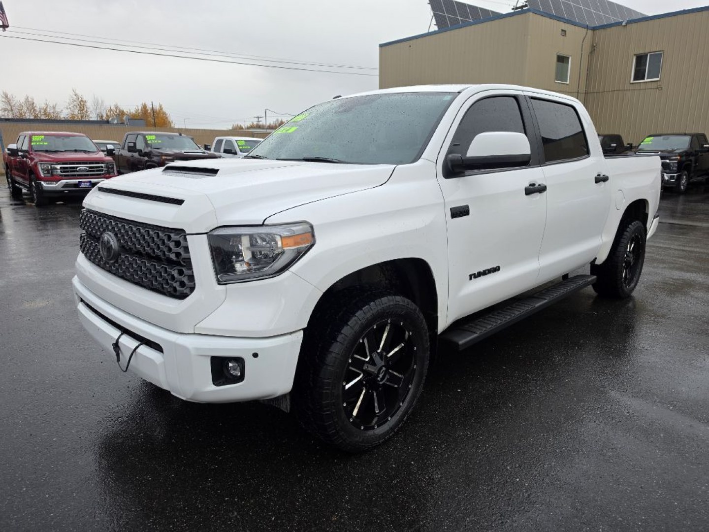 2018 WHITE TOYOTA TUNDRA CREWMAX SR5 (5TFDY5F13JX) with an 5.7L engine, Automatic transmission, located at 2525 S. Cushman, Fairbanks, AK, 99701, (907) 452-5707, 64.824036, -147.712311- Photo#1