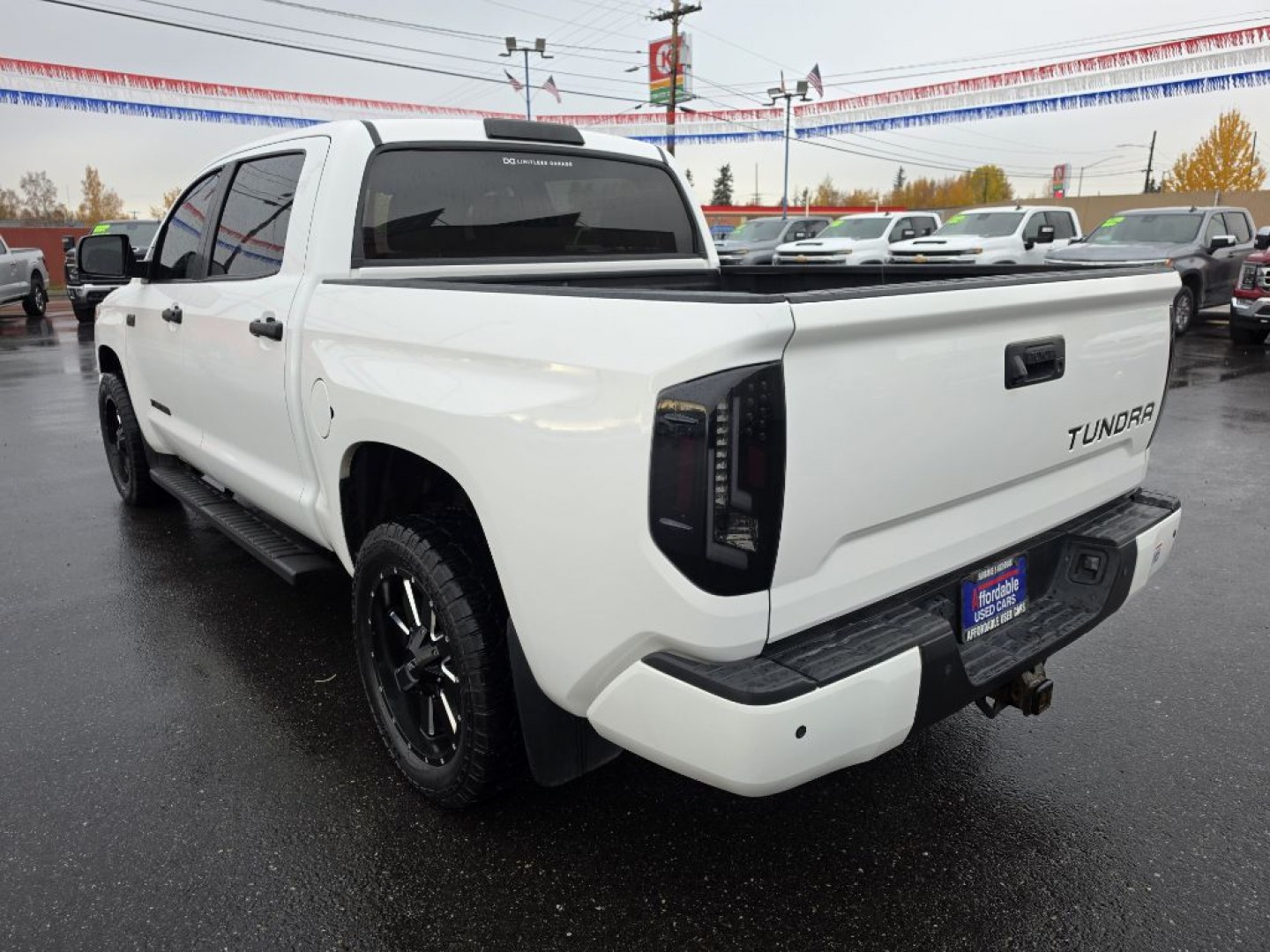 2018 WHITE TOYOTA TUNDRA CREWMAX SR5 (5TFDY5F13JX) with an 5.7L engine, Automatic transmission, located at 2525 S. Cushman, Fairbanks, AK, 99701, (907) 452-5707, 64.824036, -147.712311- Photo#2