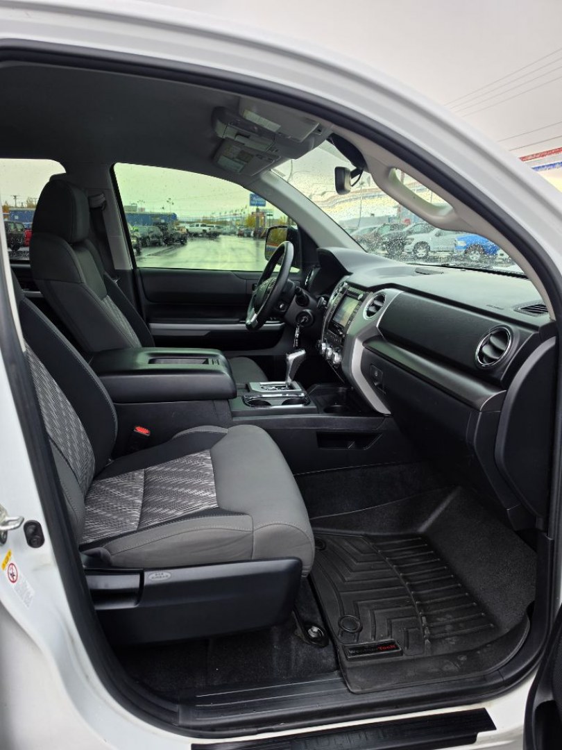 2018 WHITE TOYOTA TUNDRA CREWMAX SR5 (5TFDY5F13JX) with an 5.7L engine, Automatic transmission, located at 2525 S. Cushman, Fairbanks, AK, 99701, (907) 452-5707, 64.824036, -147.712311- Photo#3