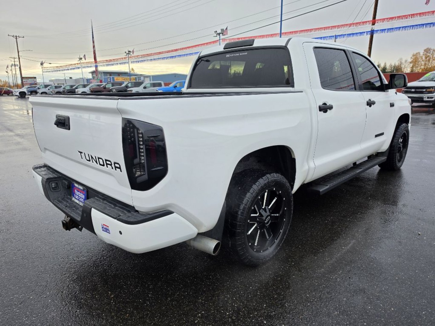 2018 WHITE TOYOTA TUNDRA CREWMAX SR5 (5TFDY5F13JX) with an 5.7L engine, Automatic transmission, located at 2525 S. Cushman, Fairbanks, AK, 99701, (907) 452-5707, 64.824036, -147.712311- Photo#4