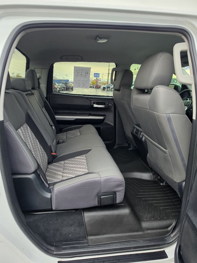 2018 WHITE TOYOTA TUNDRA CREWMAX SR5 (5TFDY5F13JX) with an 5.7L engine, Automatic transmission, located at 2525 S. Cushman, Fairbanks, AK, 99701, (907) 452-5707, 64.824036, -147.712311- Photo#5