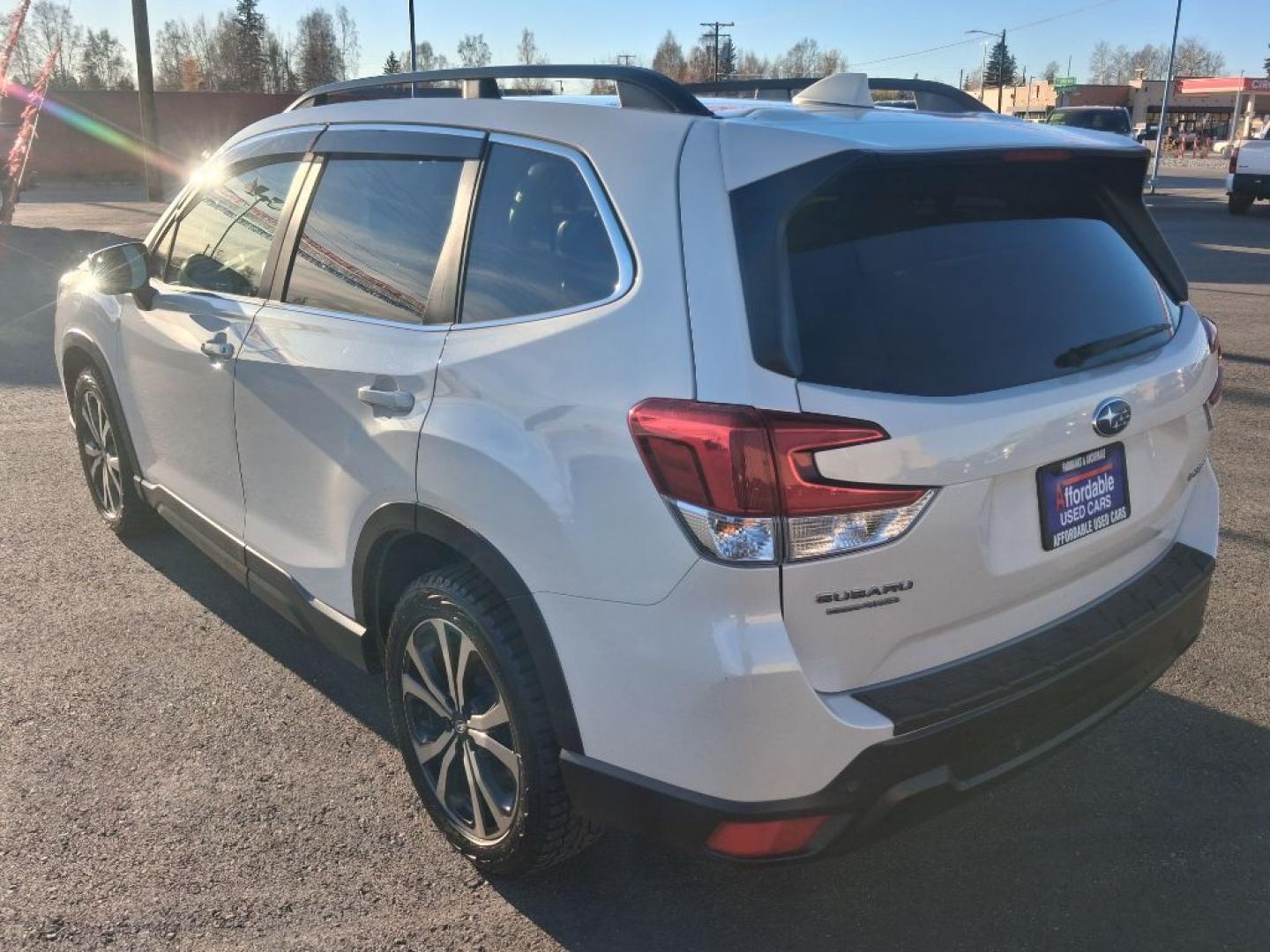 2019 WHITE SUBARU FORESTER LIMITED (JF2SKAUC1KH) with an 2.5L engine, Continuously Variable transmission, located at 2525 S. Cushman, Fairbanks, AK, 99701, (907) 452-5707, 64.824036, -147.712311- Photo#4