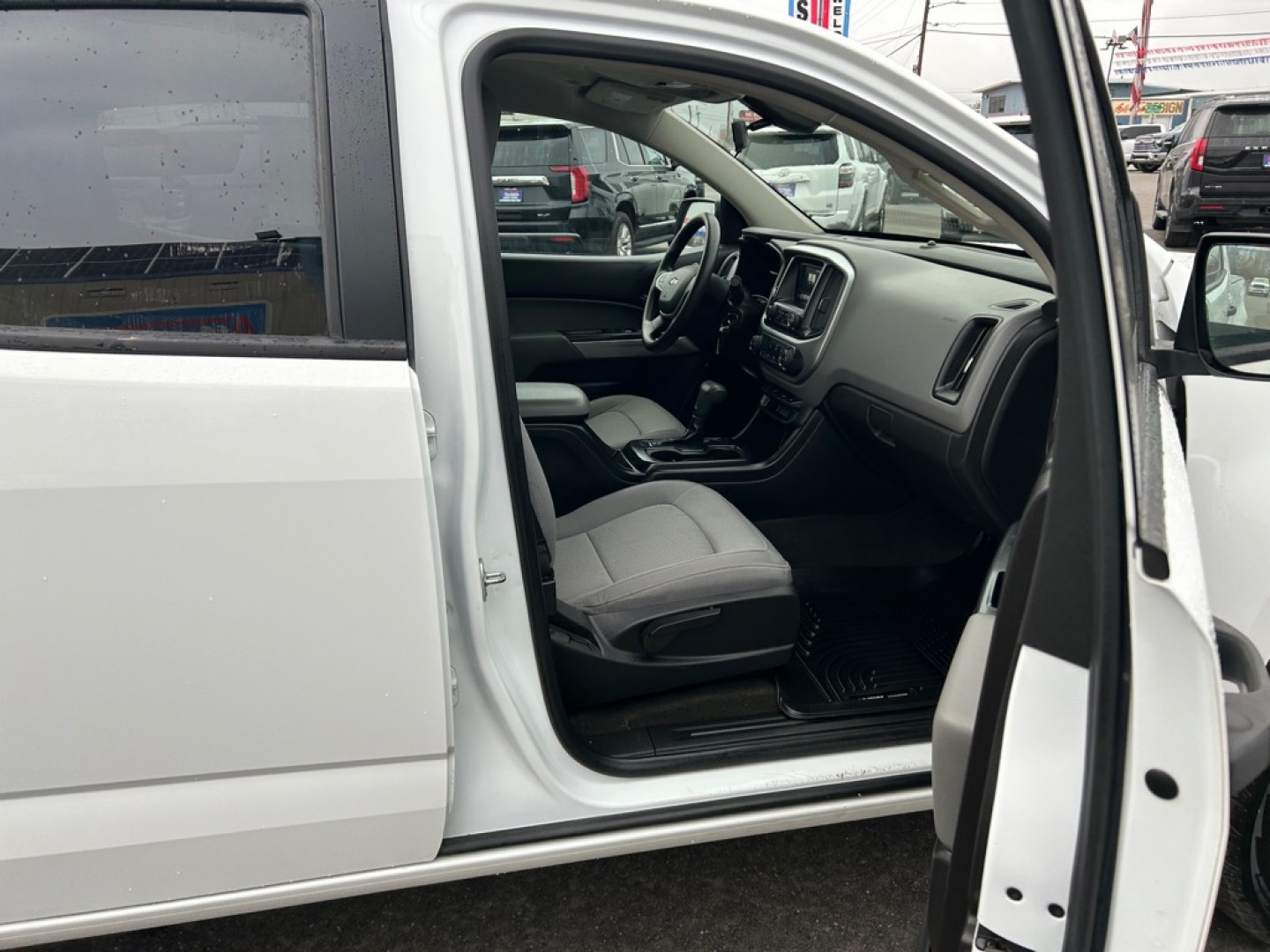 2016 WHITE CHEVROLET COLORADO WORK TRUCK (1GCGTBE37G1) with an 3.6L engine, Automatic transmission, located at 2525 S. Cushman, Fairbanks, AK, 99701, (907) 452-5707, 64.824036, -147.712311- Photo#4